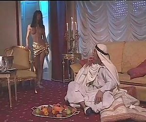 雷 比安卡 色情明星 是 一个 性爱 奴隶 撞 通过 一个 阿拉伯 苏丹